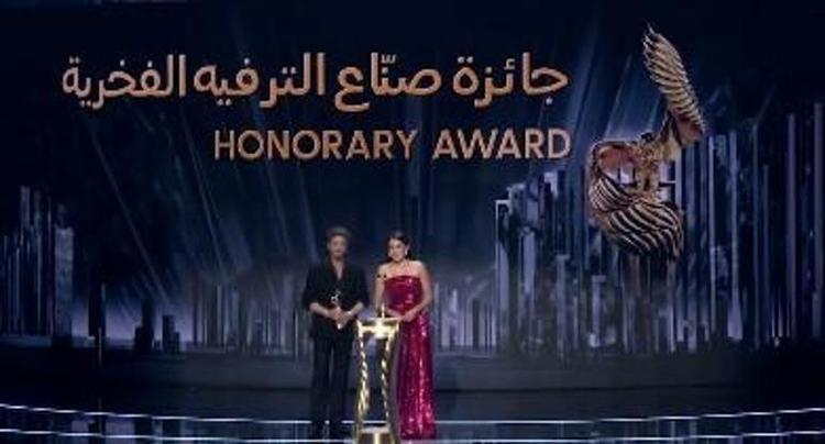 Meryem Uzerli Joy Awards 2026’da Göz Kamaştırdı Hazal Kaya bile kayıtsız kalamadı