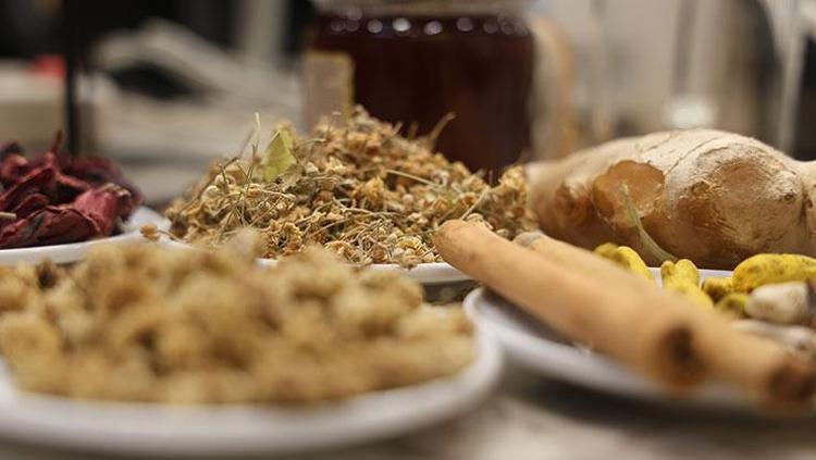 Geçmeyen öksürüğe pekmezli formül Doğal antibiyotik etkisi gösteriyor
