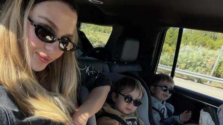 Yasemin Şefkatli’den aile pozu İkizler Emir ve Ayel büyüdü