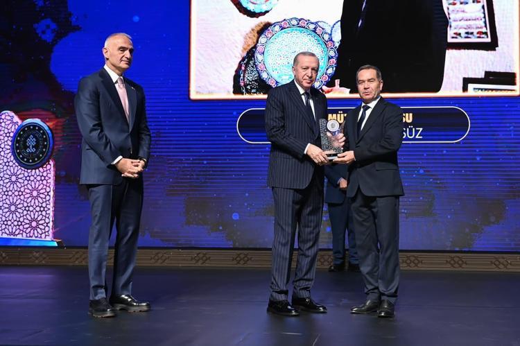 Yaşayan İnsan Hazineleri ve Özel Ödüller sahiplerini buldu Bakan Ersoy: Bu milletin bağrından daha nice insan hazineleri çıkacak