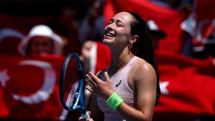 Arkanda bayrak yanında Türkiye Zeynep Sönmez teniste tarih yazıyor