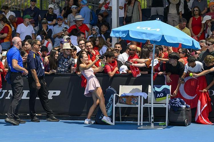 Arkanda bayrak yanında Türkiye Zeynep Sönmez teniste tarih yazıyor
