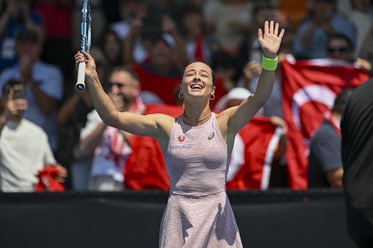Arkanda bayrak yanında Türkiye Zeynep Sönmez teniste tarih yazıyor