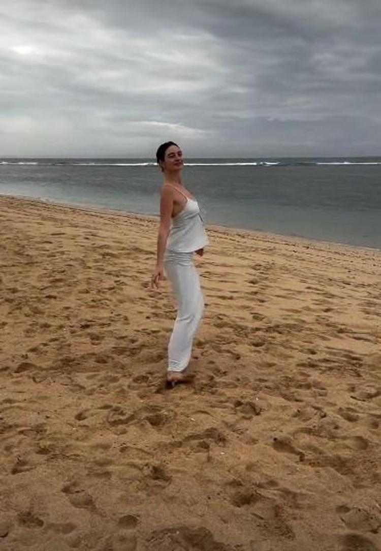 Melis Sezen Bali’de Okyanusa karşı dansıyla dikkat çekti