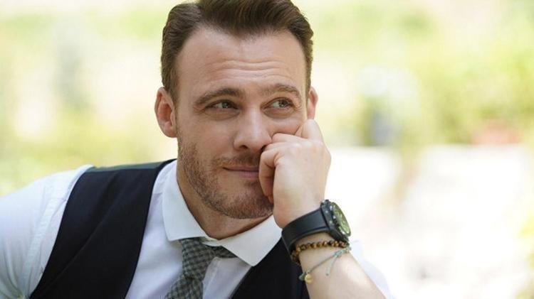 İlişkileri dolu dizgin Kerem Bürsin ve sevgilisinden romantik poz