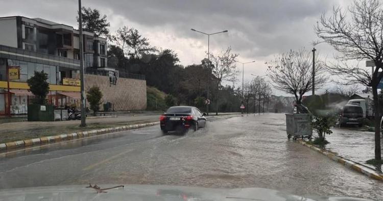 Aydında sağanak kaosu Kent yarım saatte felç oldu