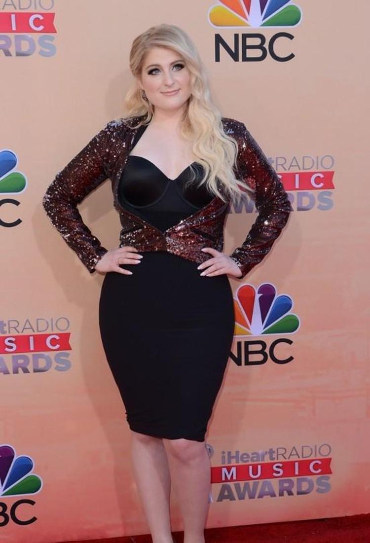Taşıyıcı anneden üçüncü bebeğini kucağına alan Meghan Trainorun pozuna tepki yağdı