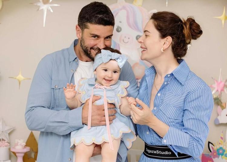 Adeta nispet yaptılar Berk Oktay ve Yıldız Çağrı Atiksoydan romantik poz