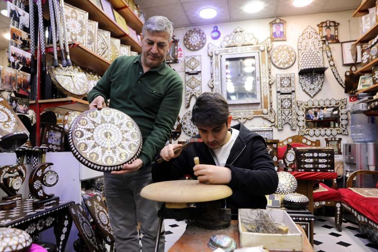 MESLEK YOK OLMASIN DİYE ÇOCUKLARI VE YEĞENLERİNİ YETİŞTİRİYOR