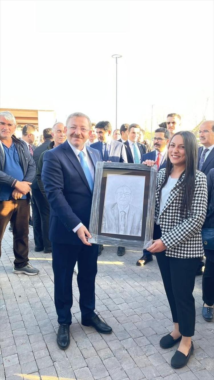 YAPTIĞIN TABLOLARLA GÖNÜLLERE DOKUNUYORSUN