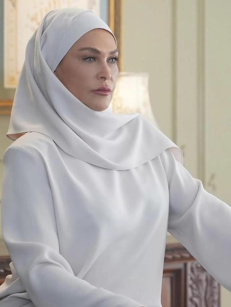 Hülya Avşar’dan Yıldız Tilbe açıklaması Gençlik hatası diyelim