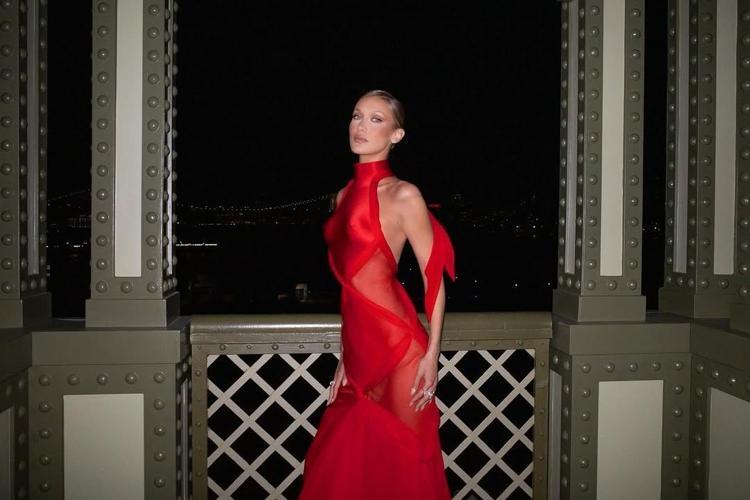 Bella Hadid tatil pozlarıyla sosyal medyayı salladı
