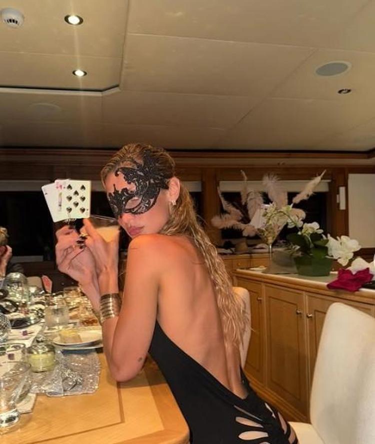 Bella Hadid tatil pozlarıyla sosyal medyayı salladı