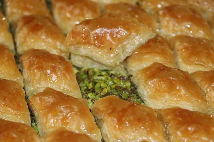FISTIKLI BAKLAVA MI CEVİZLİ Mİ
