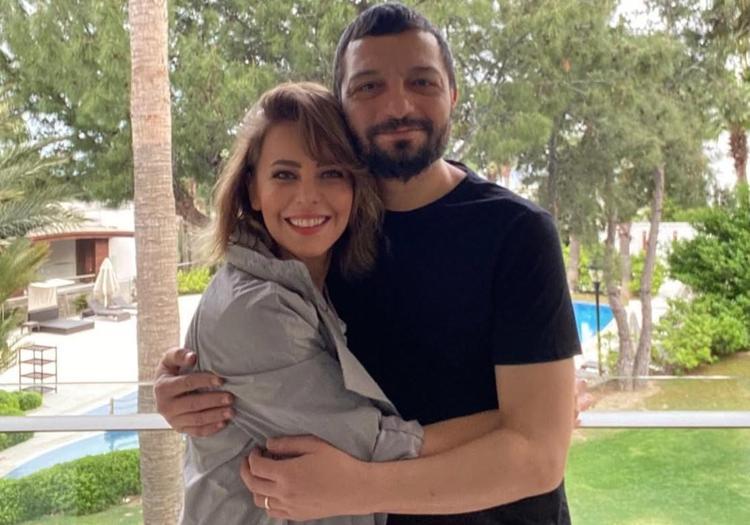 Taze anne Vildan Atasever ve Mehmet Erdemden aile pozu