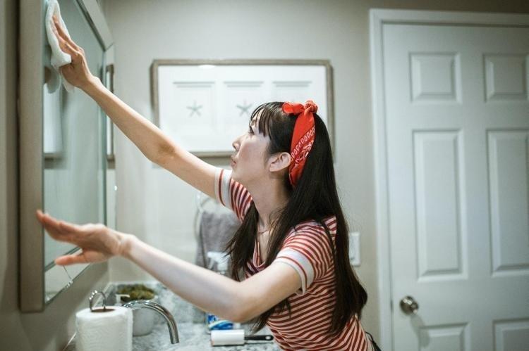 Meğer yıllardır yanlış siliyormuşuz Banyo aynasındaki buğu ve kireç lekelerini bitiren yöntem