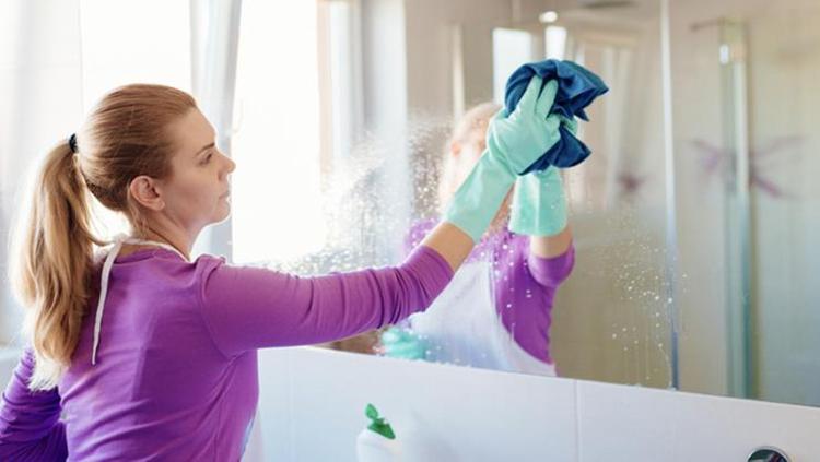 Meğer yıllardır yanlış siliyormuşuz Banyo aynasındaki buğu ve kireç lekelerini bitiren yöntem