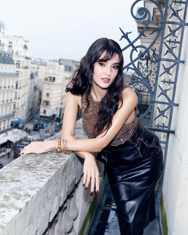 Hande Erçelin Paris Moda Haftası’nda giydiği çizmeler olay oldu