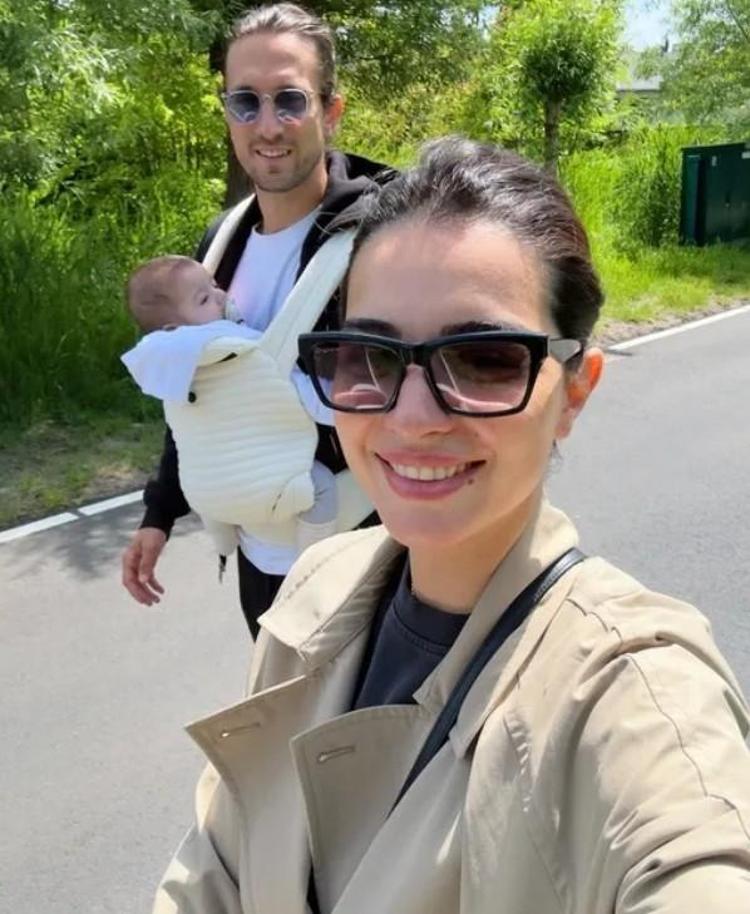 Melisa Aslı Pamuk eşi Yusuf Yazıcının ve oğlu Mylan bir yaşında
