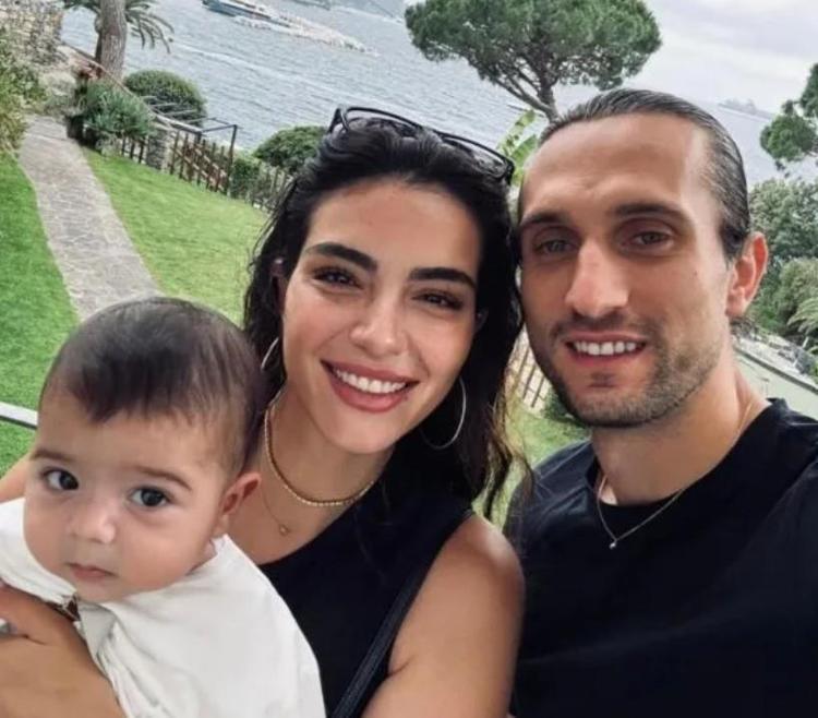Melisa Aslı Pamuk eşi Yusuf Yazıcının ve oğlu Mylan bir yaşında