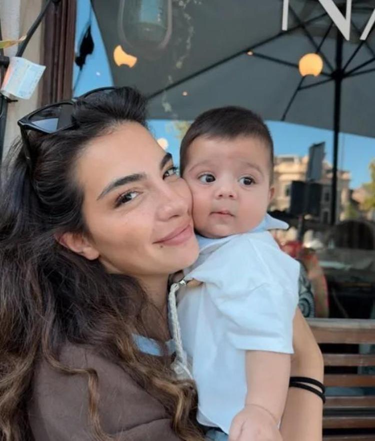 Melisa Aslı Pamuk eşi Yusuf Yazıcının ve oğlu Mylan bir yaşında