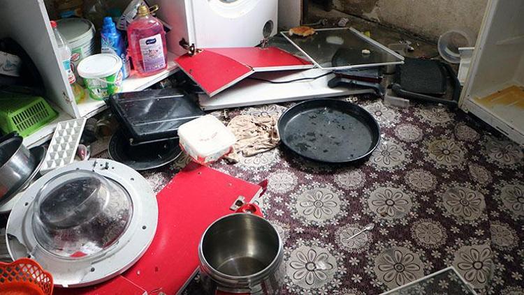 Bu nasıl öfke Evi harabeye çevirdi, İstemiyorum diyen karısını dövdü