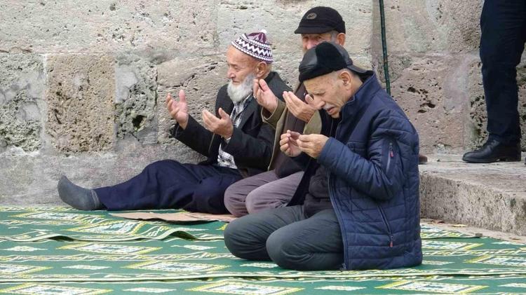 Berat Kandili Duası Arapça ve Türkçe Okunuşu ve Anlamı | Berat Gecesinde Okunacak Kandil duasının anlamı ve fazileti nedir Diyanet Arapça ve Türkçe okunuşu