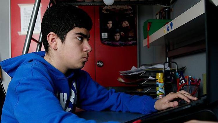 15 yaşından küçük çocuklar sosyal paylaşım sitelerine giremeyecek Aileleri izin verse dahi