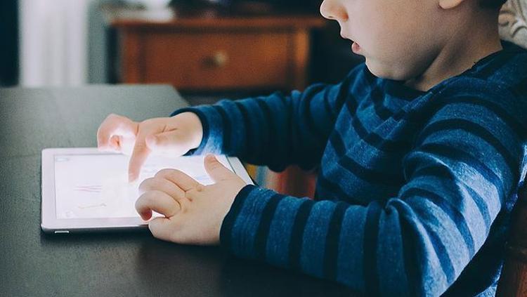 15 yaşından küçük çocuklar sosyal paylaşım sitelerine giremeyecek Aileleri izin verse dahi