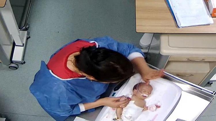 Vicdansız hemşireden yeni skandal Aynı nöbette bir bebeği daha tokatlamış