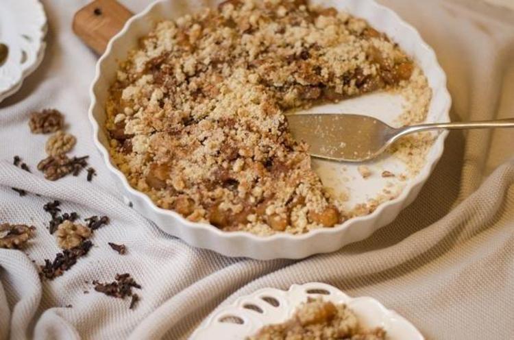 Hamur yoğurma derdine son veren elmalı crumble tarifi Ağızda dağılıyor, yapması da çok basit