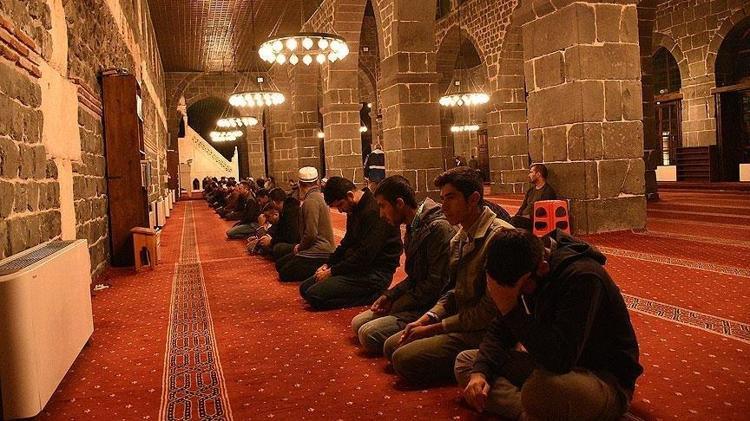 Berat Gecesi 14 Rekat Namaz Nasıl Kılınır Berat Kandili Namazı Niyeti, Kılınışı ve Okunacak Dualar Nelerdir Berat Kandili Namazı Nasıl Kılınır