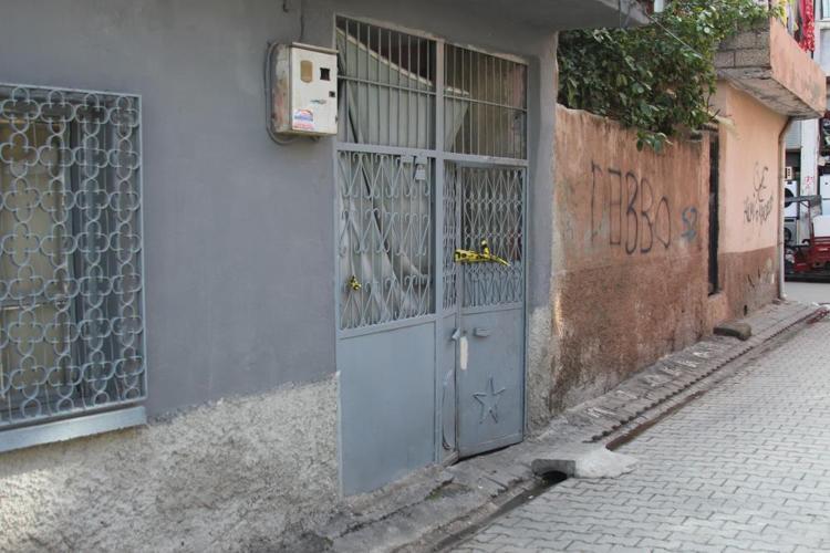 3 çocuğunu okula yollayıp annelerini katletti Başında ağlayarak polisleri bekledi