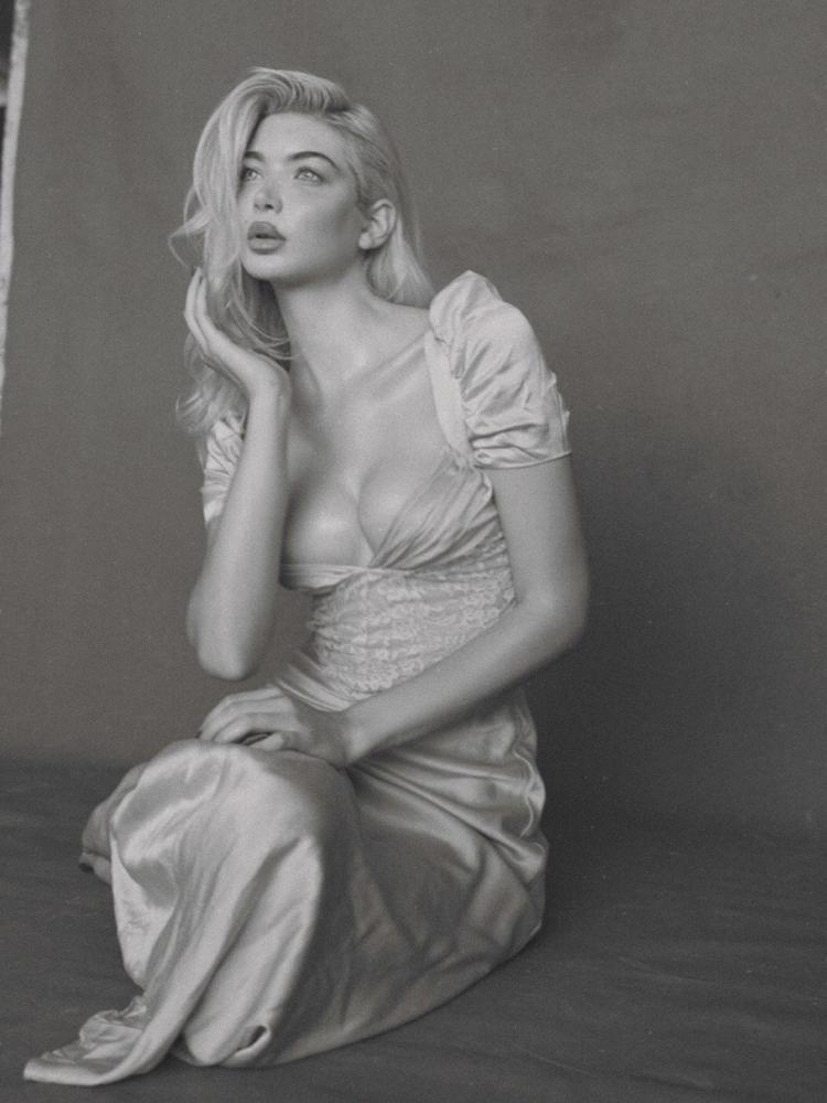 Ulaş Tuna Astepe ile görüntülenen İrem Haznedardan cesur pozlar