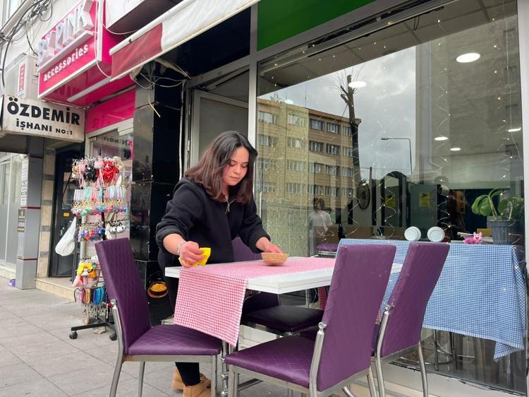 BİRAZ ZOR OLUYOR AMA KÜÇÜK BİR KIZ KARDEŞİM VAR, BANA ÇOK DESTEK OLUYOR