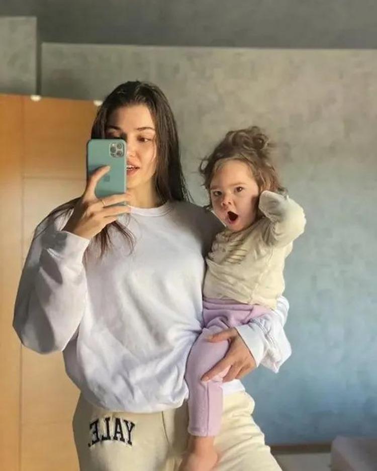 Hande Erçel’den yeğeni Mavi’ye: Şöhretimin hiç önemi yok