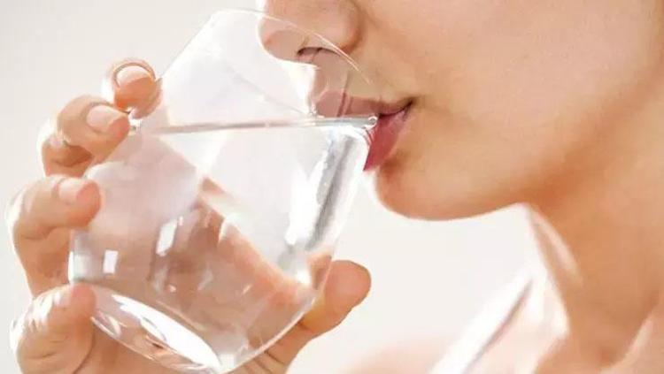 GÜNDE ÜÇ LİTRE SU İÇMEYİ ÖNERİYOR MUSUNUZ