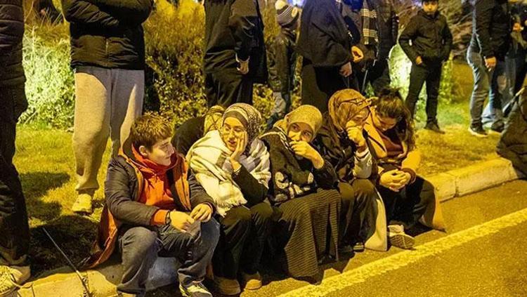 Türkiyenin en karanlık gecesi 6 Şubat: Felakette hayatını kaybedenler dualarla anıldı