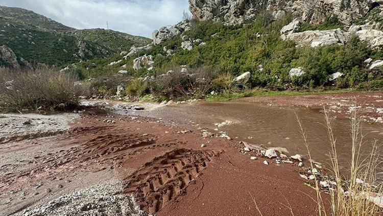 BORUNUN ALTINDA SIKIŞMIŞ