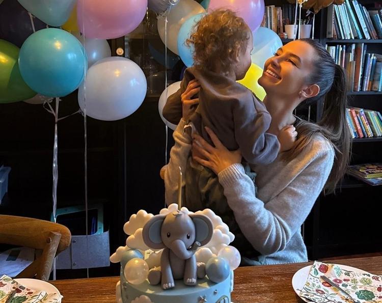 OĞLUNUN OKEY VERDİKLERİ GÜZEL OLUYOR