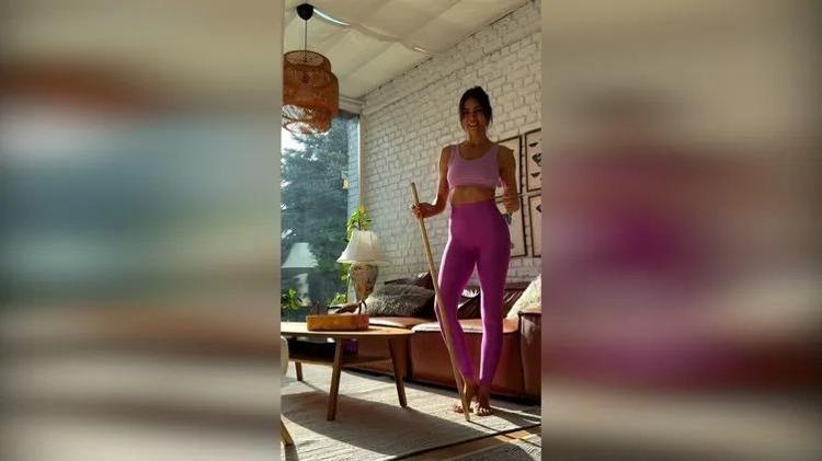 Zeynep Tokuştan yoga şov Sopasıyla herkese meydan okudu
