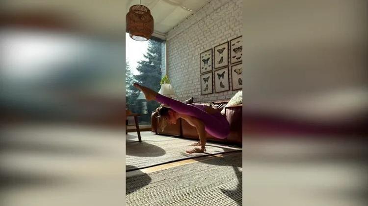 Zeynep Tokuştan yoga şov Sopasıyla herkese meydan okudu