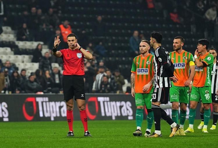 Eski hakemler tartışmalı pozisyonları değerlendirdi Gol kararı sahada verilmeliydi