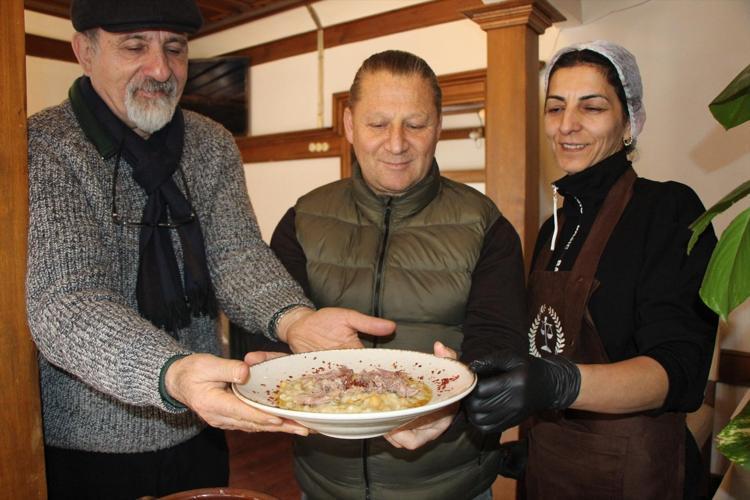 Pişmesi tam 12 saat sürüyor 2500 yıldır hazırlanan Türk lezzeti