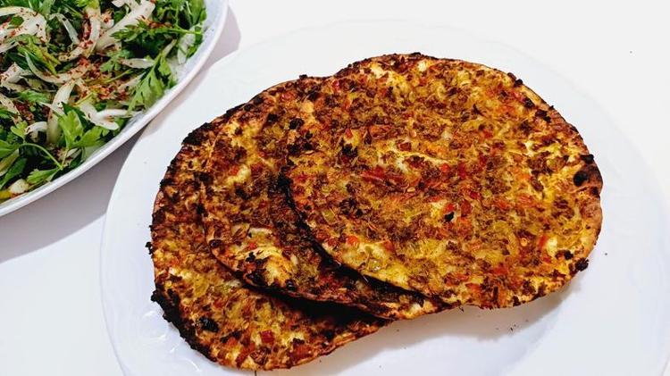 40 yıllık lahmacun ustası sırrını açıkladı Lahmacun soğanlı mı olur, soğansız mı