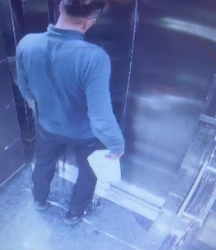 GÖRÜNTÜDEN GÖRDÜĞÜMÜZ KADARIYLA İKİNCİ KATA KARGO GETİRMİŞ VE KATA ÇIKANA KADAR İDRARINI ASANSÖR KABİNİ İÇERİSİNE YAPMIŞ