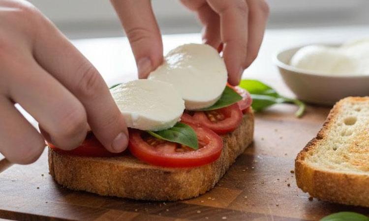 Tostun yumuşamasına son veren gizli dokunuş: Peynirli domatesli tostun o tek tüyosu meğer buymuş