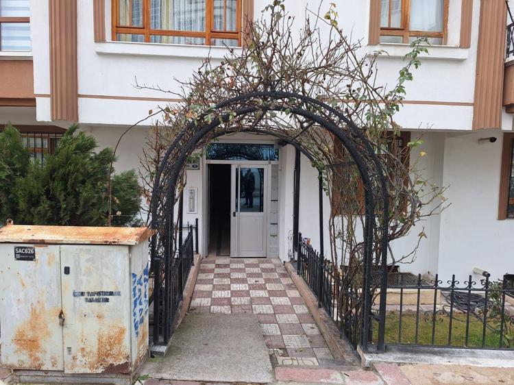 BAŞINA GELECEKLERİ BİLİYORMUŞ