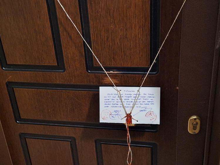 ÇOCUKLARININ GÖZÜ ÖNÜNDE ÖLDÜRMÜŞ