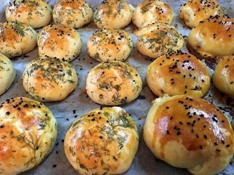 Mayasız pratik poğaça tarifi Sadece 15 dakikada fırına girmeye hazır oluyor